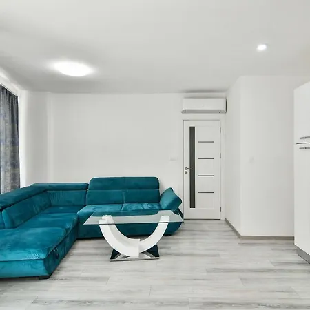 Central Designer Flat With Parking Sunbath Terrace Apartment